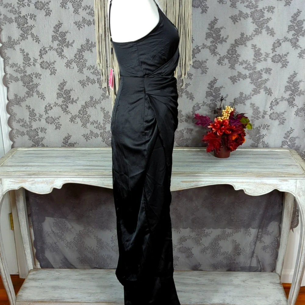 Pretty Little Thing little black dress - Picture 7 of 10